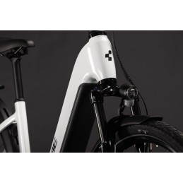 CUBE TOURING HYBRID ONE 600 METALLICWHITE'N'CHROME 2027 | Accessoires et équipeme...