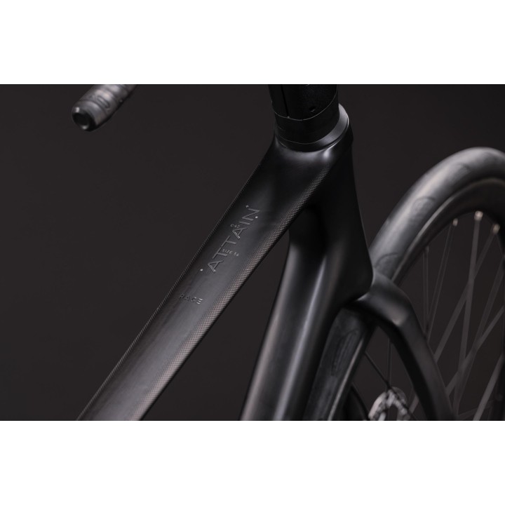 CUBE ATTAIN C:62 RACE CARBON'N'COALCHROME 2027| LAROUELIBRE.FR