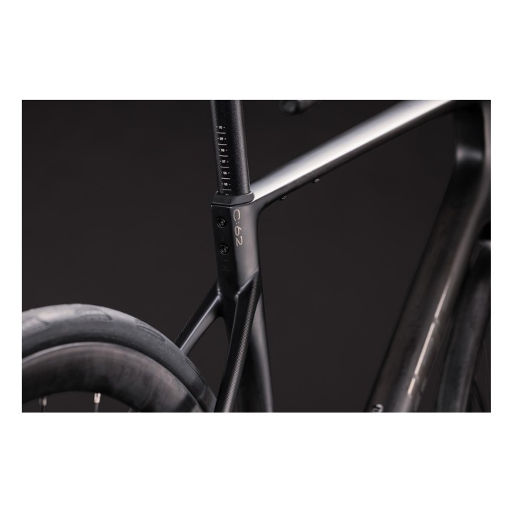 CUBE ATTAIN C:62 RACE CARBON'N'COALCHROME 2027| LAROUELIBRE.FR
