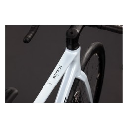 CUBE ATTAIN RACE GLACIER'N'BLACK 2027| LAROUELIBRE.FR