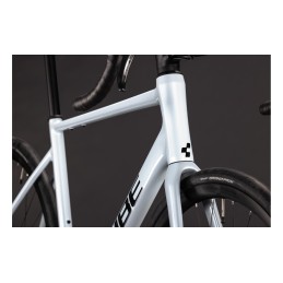 CUBE ATTAIN RACE GLACIER'N'BLACK 2027| LAROUELIBRE.FR